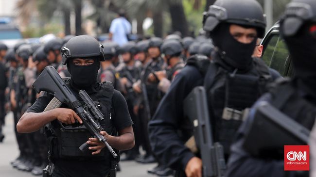 Jakarta sempat berubah mencekam akibat aksi teror bom dan baku tembak. Namun, berkat aksi tersebut, seorang polisi justru tenar lewat tagar #kaminaksir.