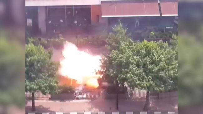Harits Abu Ulya, bekas pengacara terduga dalang teror Thamrin Bahrun Naim menyebut Bahrun mencetuskan gagasan perang gerilya kota.