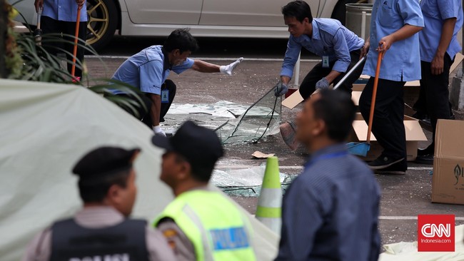 Istri MA, sopir angkot pelaku bom bunuh diri dan penembakan di kawasan Thamrin, Jakarta Pusat, tak menyangka suaminya bergabung dengan kelompok teroris.