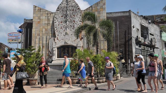 Didatangi puluhan ribu wisatawan mancanegara asal China, Kementerian Pariwisata pun siapkan ribuan cenderamata di Bali.