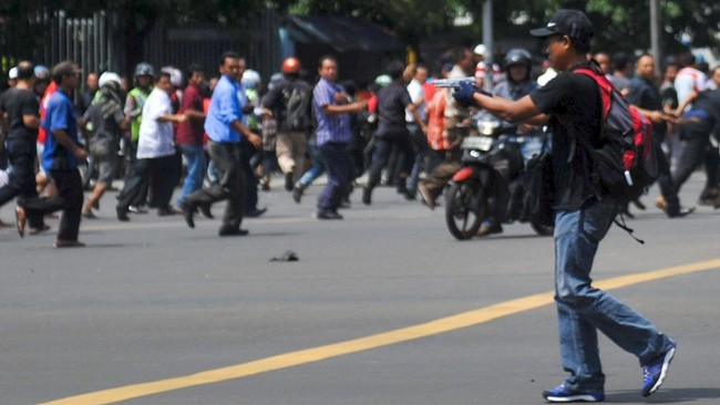 Kepala Komando Pusat Militer Amerika Serikat mengatakan bahwa ISIS meningkatkan serangannya ke luar negeri karena mulai terpojok di Irak dan Suriah.