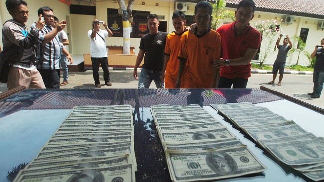 Lima orang komplotan penjual uang palsu pecahan US$100 ditangkap polisi. Polisi menyita uang sebanyak US$300 ribu dari kelimanya.