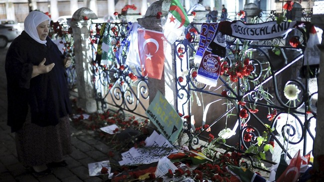 Pengadilan Turki menahan 10 orang terkait serangan bom bunuh diri ISIS pekan lalu, yang menewaskan 10 turis berlebangsaan Jerman.