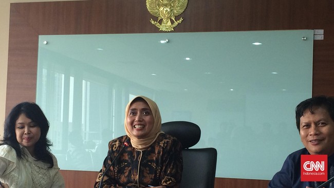 Tak hanya faktor Lebaran, penyaluran gaji ke-14 bagi pegawai negeri sipil (PNS) juga turut mendongkrak penjualan Sarinah di daerah-daerah luar Jakarta.