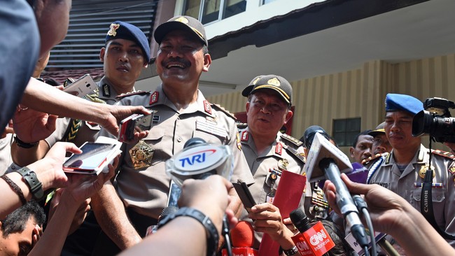 Kapolri Jenderal Badrodin Haiti menyebut serangan teror di Jakarta Pusat, Kamis lalu bisa berkaitan dengan kelompok Santoso yang disebutnya juga pendukung ISIS.