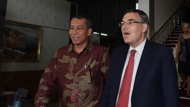 Donald Bobiash mendatangi rumah sakit didampingi Kepala Bidang Dokter Polisi Pusdokkes Mabes Polri Kombes Anton Castilani.