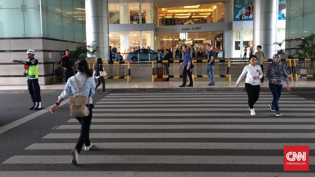 Pengamanan mal dan tempat umum lainnya diperketat pascateror bom di Surabaya. Intel polisi dan TNI dilibatkan untuk menjaga pengamanan ruang-ruang publik.