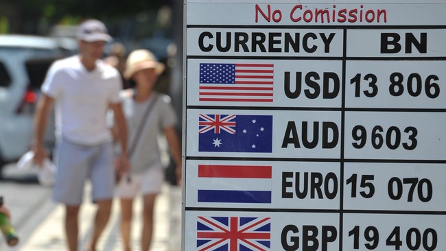 Rupiah diperkirakan menembus Rp13.800 per dolar Amerika Serikat (AS) pada 2018, atau lebih rendah 2,9 persen dibandingkan asumsi makro APBN 2018.