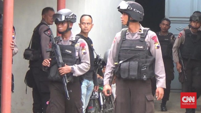 Densus 88 menangkap Pujianto dan Panji Kusumo di dalam kereta api jurusan Banjar Patroman - Kediri. Dari tangan mereka, petugas menyita tiga pucuk pistol.