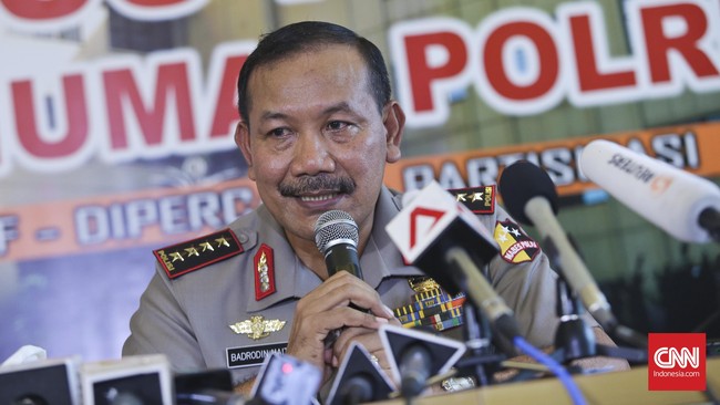 Kepala Polda Papua Inspektur Jenderal Paulus Waterpauw menambahkan, untuk saat ini, pihaknya tengah menyelesaikan tiga kasus pelanggaran HAM.