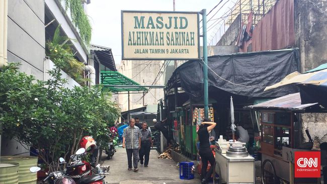 Jumat (16/1), sembari melipat koran sisa salat Jumat di Masjid Al-Hikmah, Yani dan dua orang lainnya mengingat kembali puingan cerita saat bom meledak.