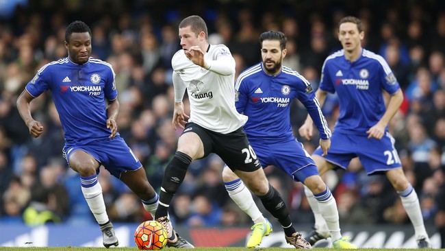 Chelsea dan Everton masih belum menemukan cara untuk membobol gawang lawan di babak pertama. Skor masih sama kuat, 0-0.