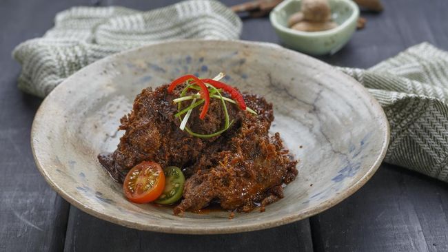 Seiring perkembangan zaman, makanan Indonesia justru kalah saing dengan makanan Barat. Namun, seharusnya para koki Indonesia harus bisa masak makanan Indonesia.