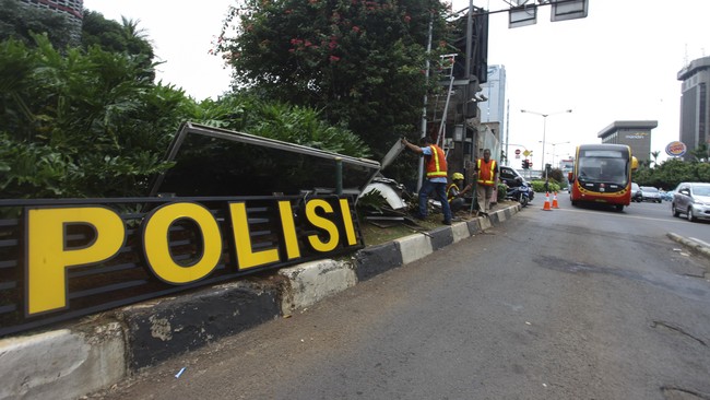 Netizen mengutuk peristiwa ledakan di pos polisi Kartasura, Sukoharjo yang berdekatan dengan Solo pada Senin malam (3/6).