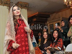 Pandemi Virus Corona, Nia Daniaty Bagi-bagi Uang Ratusan Juta