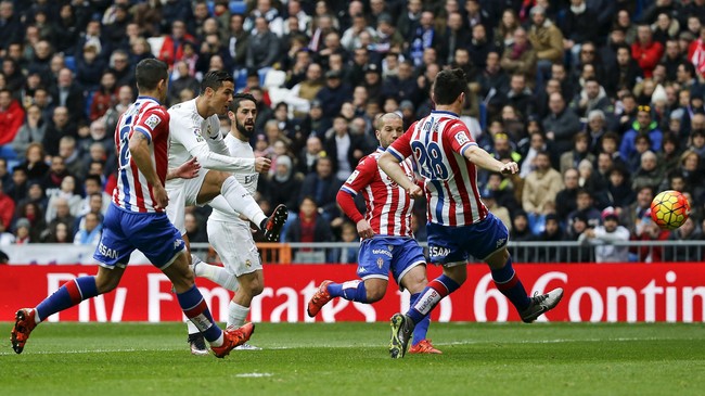 Real Madrid kembali meraih kemenangan besar di La Liga setelah mengalahkan Sporting Gijon 5-1 di Stadion Santiago Bernabeu, Minggu (17/1).