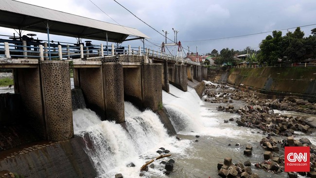Banjir menerjang kawasan Pancoran, Jakarta Selatan, akibat air kiriman dari kawasan Bogor, ke ibu kota, Selasa (8/3) pagi ini dengan total korban 352 KK.