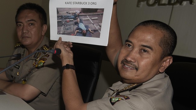 Prosesi pemakaman Sugito, seorang korban ledakan bom di kawasan Thamrin, Jakarta, diwarnai isak tangis keluarga dan pelayat.