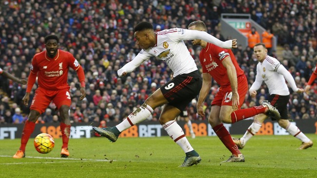 Liverpool vs MU merupakan duel sesama tim Inggris pertama di Piala UEFA/Liga Europa sejak Liverpool melawan Tottenham Hotspur pada April 1973.