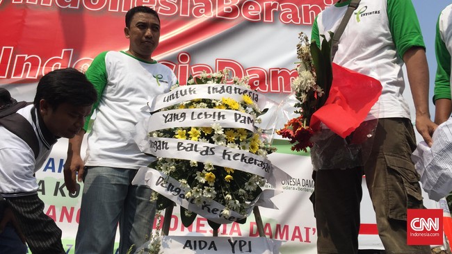 Keluarga korban pemboman di Indonesia berbelasungkawa untuk tragedi bom Thamrin, meminta keluarga korban tidak membalas tragedi itu dengan kekerasan.