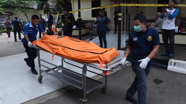 Pusat Kedokteran dan Kesehatan Polri tengah mengidentifikasi data postmortem. Dari 5 jenazah yang masih diidentifikasi, 4 merupakan terduga pelaku teror.