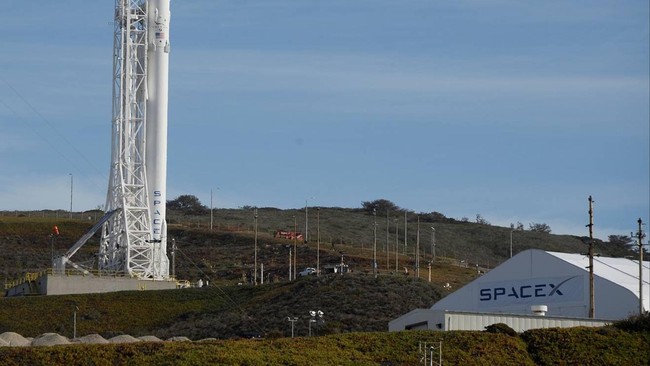 Demi kelancaran penerbangan, FAA meminta SpaceX agar menunda peluncuran roket reusable-nya karena angin kencang dan hujan lebat.