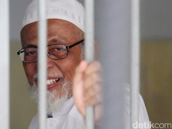 Abu Bakar Baasyir Kembali ke Lapas Gunung Sindur Usai Dirawat di RSCM