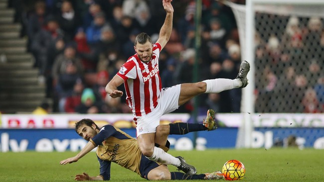 Arsenal hanya meraih satu poin dari lawatan ke markas Stoke City, Stadion Britannia dan hal itu membuat persaingan di papan atas Liga Inggris makin ketat.