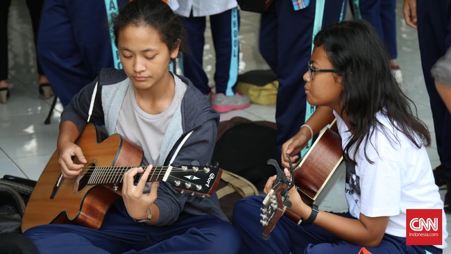 Untuk mengajarkan anak bermain instrumen musik perlu kesabaran dan ketelatenan. Coba deh tips ini supaya anak tertarik bermain musik.