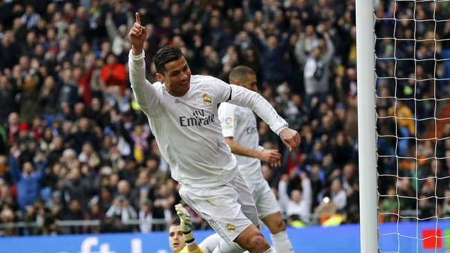 Tiga gol Cristiano Ronaldo ke gawang Espanyol menjadikannya sebagai pencetak gol terbanyak La Liga dengan 19 gol bersama Luis Suarez.