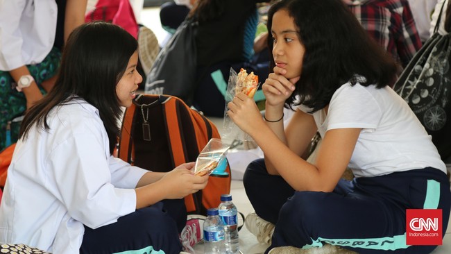 Sekolahku adalah tempat berkumpulnya manusia-manusia pilihan yang akan mengajariku banyak hal tentang kehidupan.