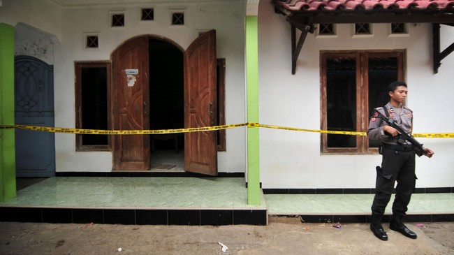 Kepala Polri Jenderal Badrodin Haiti mengatakan selain 16 orang yang terkait langsung ada dua orang terpidana yang masih perlu disidik. 