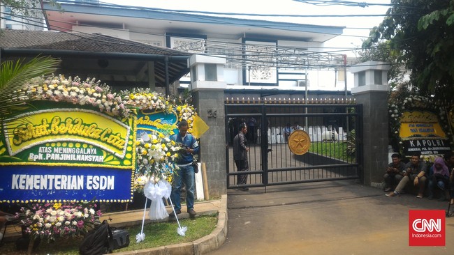 Saat melayat ke rumah duka, Menakertrans Hanif Dhakiri sempat diceritakan oleh Menteri Susi mengenai catatan kesehatan Panji Hilmansyah.