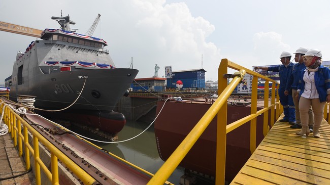 Wapres Jusuf Kalla meminta PT PAL untuk lebih banyak memenangi tender pengadaan kapal perang internasional sekaligus menyelesaikannya tepat waktu.