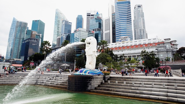 Perlambatan ekonomi Singapura bisa menekan nilai tukar mata uang negara itu yang akan berdampak pada remitansi pekerja asing.