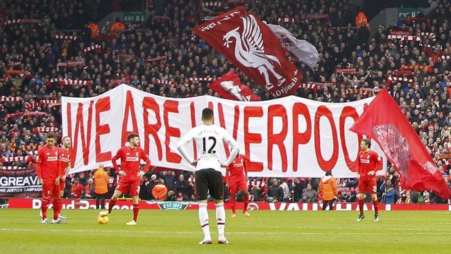Sebagian suporter Manchester United memilih keluar dari Football Blogging Awards di salah satu ruang pertemuan di Old Trafford ketika YNWA dinyanyikan.