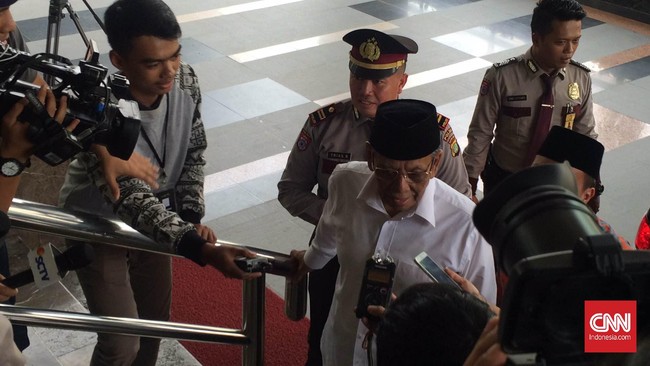 Tokoh NU sekaligus anggota Dewan Pertimbangan Presiden Hasyim Muzadi menemui pemimpin Komisi Pemberantasan Korupsi di Gedung KPK.
