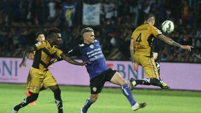 Pelatih anyar Arema FC Aji Santoso memastikan akan mempertahankan Cristian Gonzales kendati usianya bakal 41 tahun pada Agustus 2017.