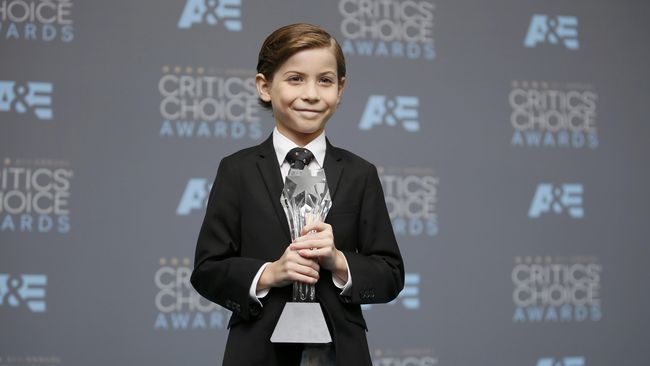 Bertahun-tahun tinggal dalam sepetak gudang berukuran 3 x 3 meter, Ma (Brie Larson) dan Jack (Jacob Trambley) berusaha keluar menjelajah luasnya dunia.