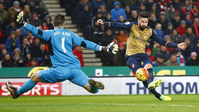 Stoke City dan Arsenal sama-sama belum mampu mencetak gol di babak pertama meskipun sejumlah peluang bagus didapat kedua tim.