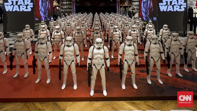 Kaus Rogue One, suvenir pertama yang diluncurkan Disney dan LucasFilm menjelang dirilisnya film itu, sudah bisa dibeli penggemar dan hasilnya akan disumbangkan.