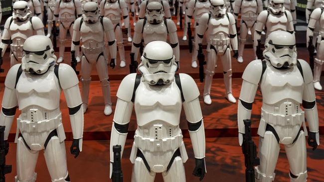 Replika properti Star Wars: The Force Awakens buatan Pinewood Studios Inggris, dijual mulai Rp17 juta sampai Rp48 juta.
