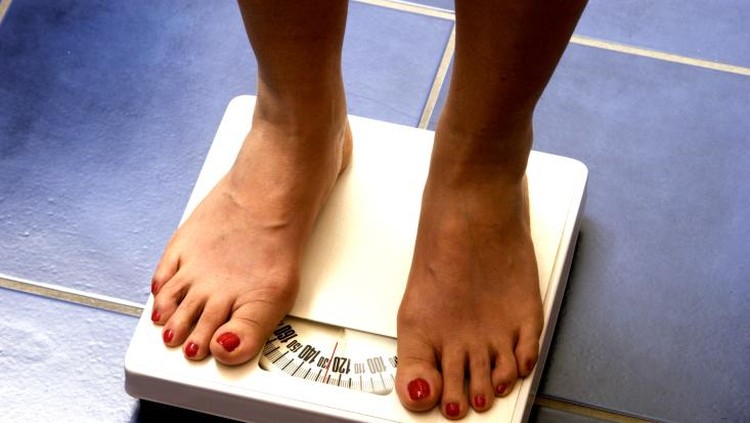 Ketika berdiet, kadang tiba-tiba berat badan enggak turun. Waduh, kenapa ya? Padahal diet tetap dilakukan.