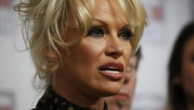 Pamela Anderson Bicara Rumor Cinta dengan Pendiri WikiLeaks