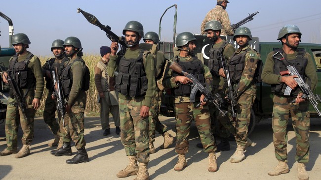 Sedikitnya 20 orang tewas dalam penyerbuan militan ke sebuah kampus di Pakistan. Puluhan lainnya dilaporkan terluka dalam peristiwa itu.