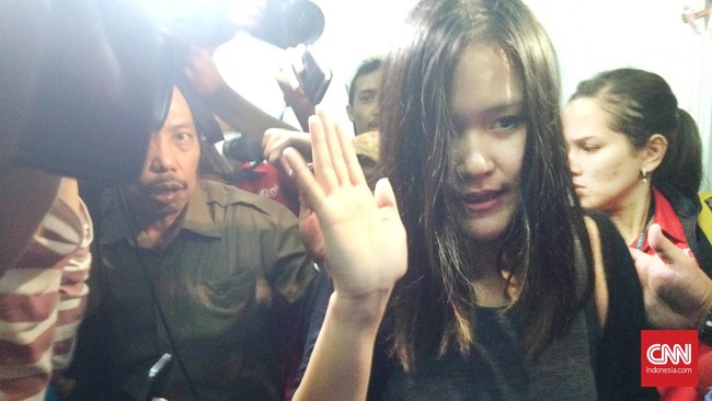 Jessica bercerita, hubungannya dengan Mirna layaknya pertemanan yang lain. Semasa berkuliah di Sydney, Australia, mereka sering pergi bersama ke kafe.