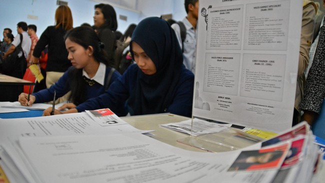 Menteri BUMN Erick Thohir membuka 2.700 lowongan kerja di lebih dari 50 perusahaan pelat merah pada Selasa (12/4). Berikut syarat melamar kerja ke BUMN.