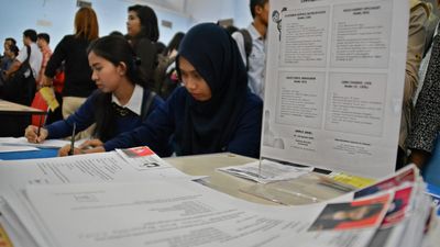 Pencari kerja mengisi aplikasi berkas lamaran pekerjaan di sebuah stan perusahaan pada bursa kerja di Semarang, Jateng, Selasa (19/1). Bursa kerja tersebut diikuti sebanyak 40 perusahaan lokal dan nas