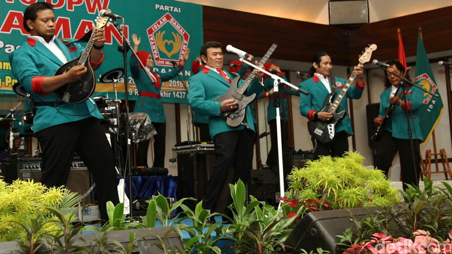 Rhoma Irama melantik pengurus 18 Dewan Pimpinan Wilayah Partai Idaman di hotel Sari Pan Pacific, Jl MH Thamrin, Jakarta Pusat, Rabu (20/1/2016). Dia juga menghibur kadernya dengan berdendang lagu dangdut. Agung Pambudhy/detikcom.
