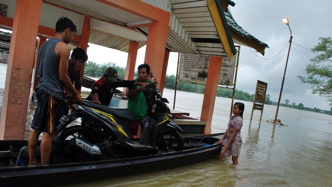 Beberapa wilayah di Kabupaten Sidoarjo diterjang banjir sejak beberapa hari terakhir. Aktivitas sekolah diliburkan sementara.